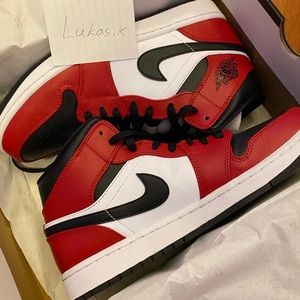 Jordan 1 Chicago Black toe